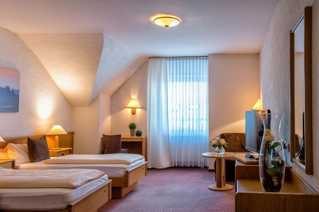 Hotel-Restaurant Schwyzerhuesli Viernheim Esterno foto