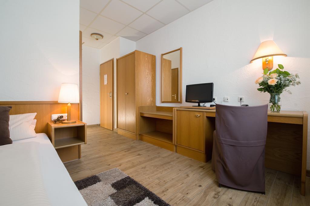 Hotel-Restaurant Schwyzerhuesli Viernheim Esterno foto