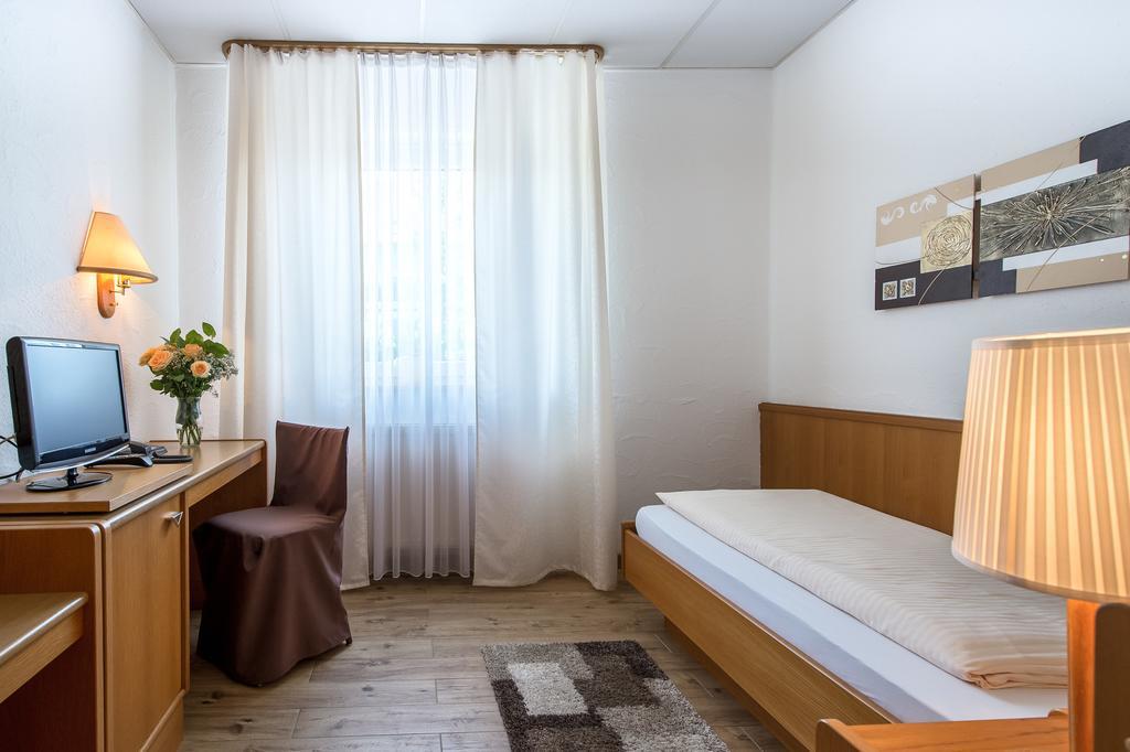 Hotel-Restaurant Schwyzerhuesli Viernheim Esterno foto